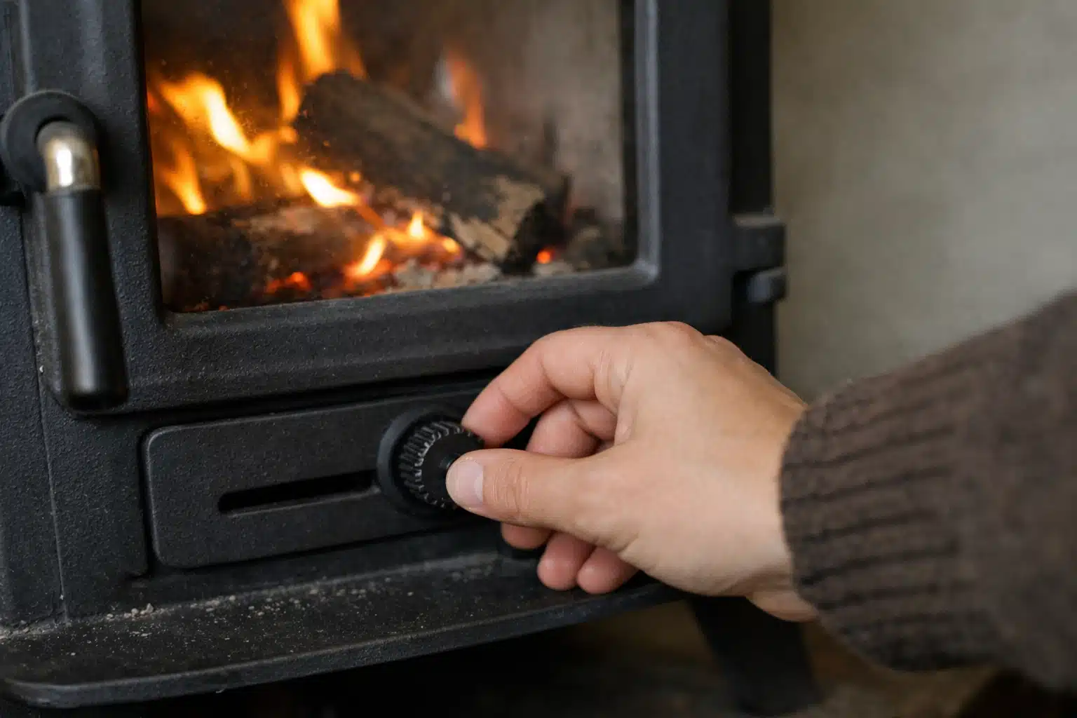 Poêle à bois moderne avec flammes, optimisation chauffage et réduction consommation combustible